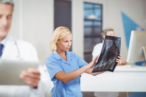 Female doctor examining X-ray — Stock Photo, Image