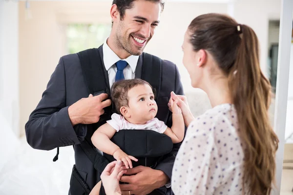 Father carrying baby with mother — Stock Photo, Image