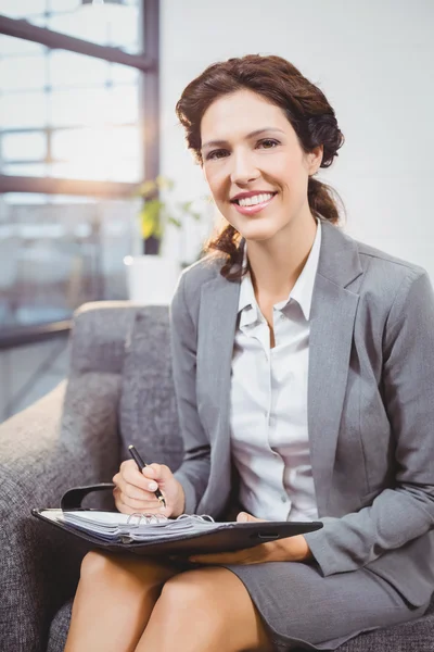 Geschäftsfrau mit Tagebuch sitzt im Büro — Stockfoto