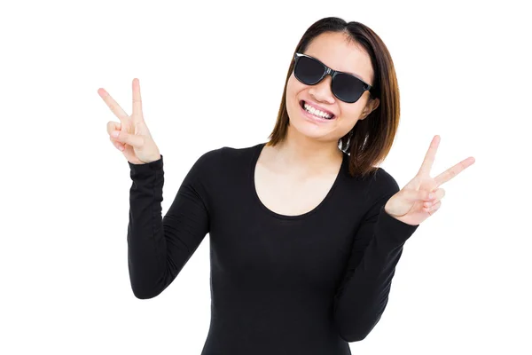 Kadın güneş gözlüğü barış işareti yapmak — Stok fotoğraf