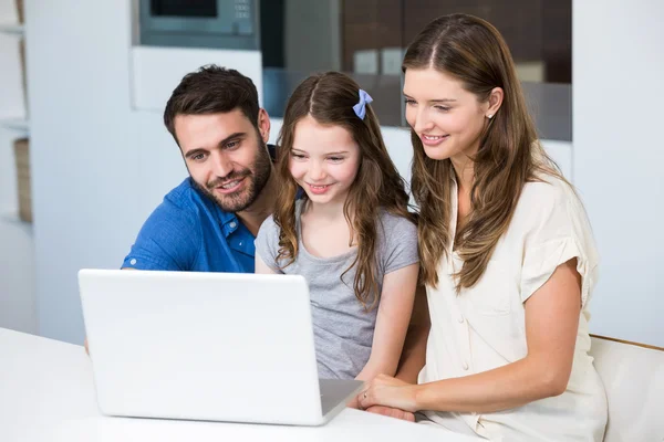 Familie schaut auf Laptop — Stockfoto
