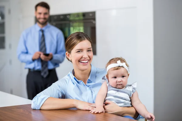 Donna con figlia mentre l'uomo in piedi — Foto Stock