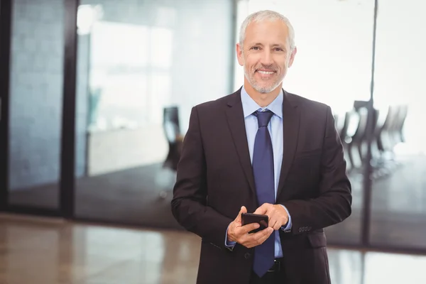 Zakenman met mobiele telefoon — Stockfoto