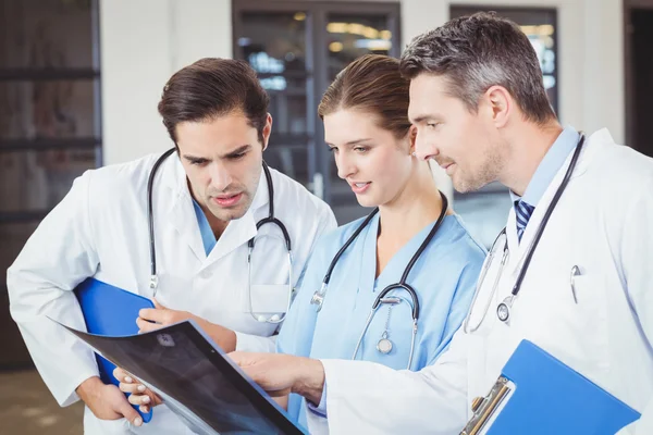 Médicos revisando rayos X —  Fotos de Stock