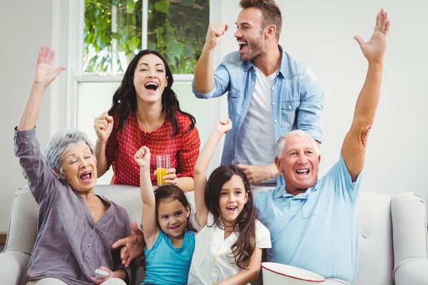 Multi generace rodiny na pohovce — Stock fotografie
