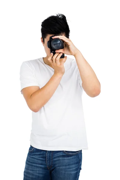 Мужчина, фотографирующийся на камеру — стоковое фото