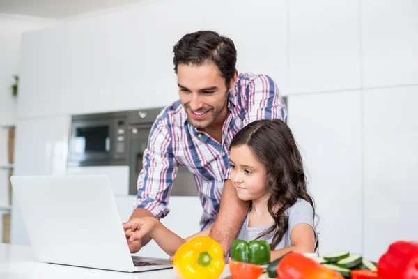 Vader en dochter met laptop — Stockfoto