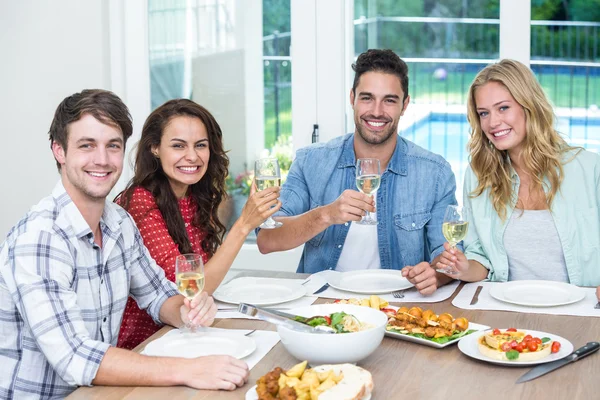 Amici che tengono bicchieri di vino — Foto Stock