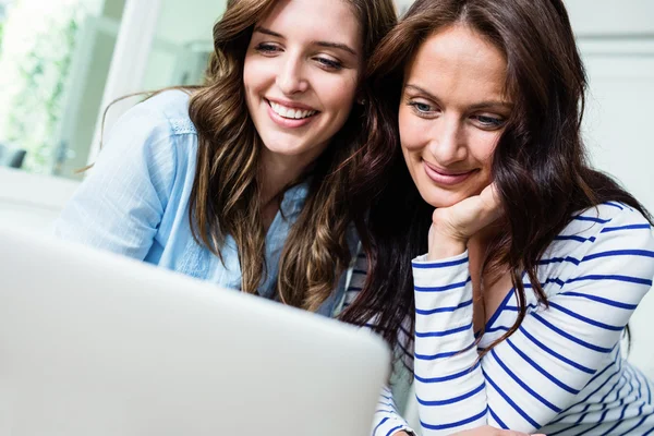 Amis féminins travaillant sur ordinateur portable — Photo