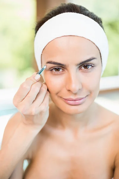 Mujer teniendo cejas arrancadas —  Fotos de Stock