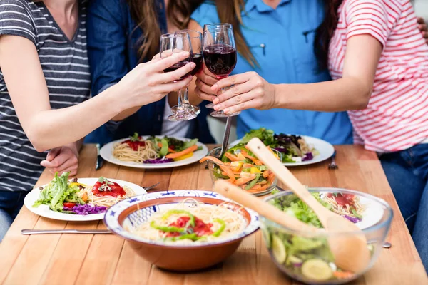 Amigos brindar copas de vino tinto — Foto de Stock