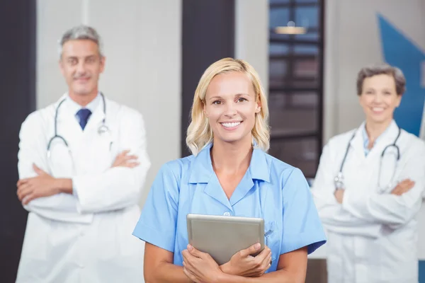 Médico segurando tablet digital — Fotografia de Stock