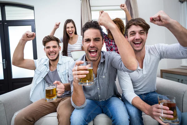 Amigos aplaudir e beber álcool — Fotografia de Stock