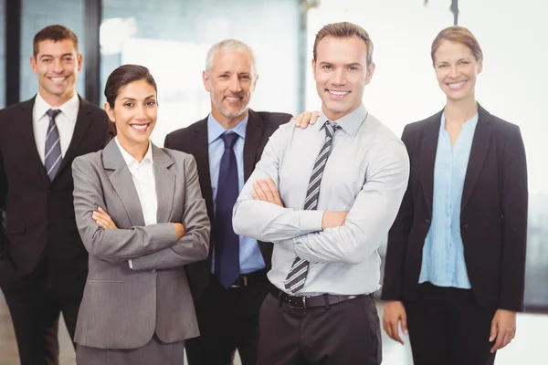 Geschäftsleute stehen mit verschränkten Armen — Stockfoto