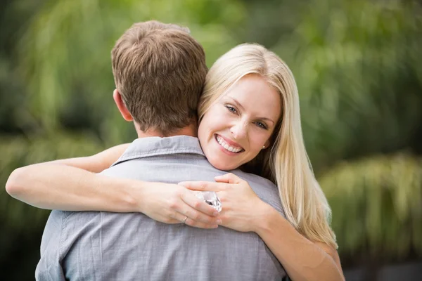 Mujer abrazando hombre — Foto de Stock