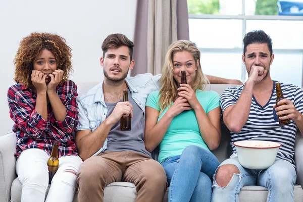 Amigos nervosos assistindo TV — Fotografia de Stock