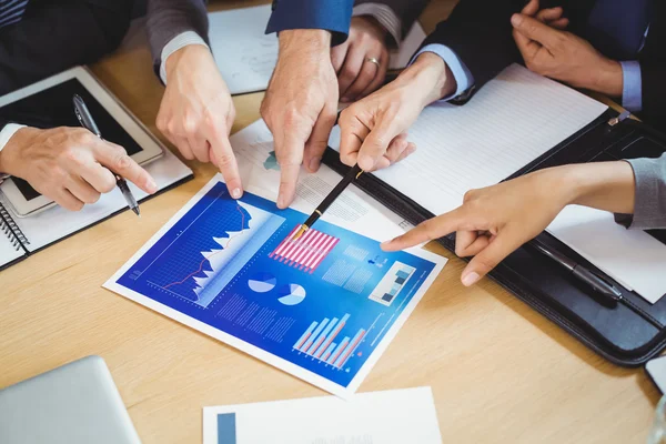 Businesspeople discussing chart and graph — Stock Photo, Image