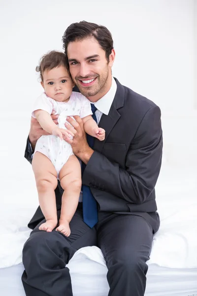 Усміхнений батько і дитина — стокове фото
