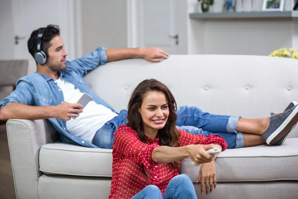 Hombre escuchando música — Foto de Stock