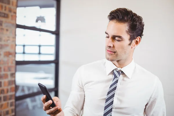 Hombre de negocios inteligente usando teléfono inteligente — Foto de Stock