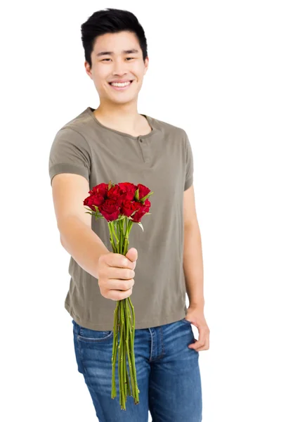 Homem segurando um monte de rosas vermelhas — Fotografia de Stock