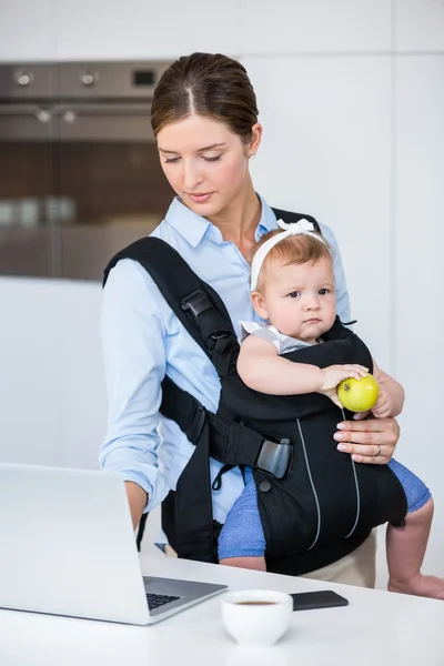 Mujer llevando bebé niña — Foto de Stock