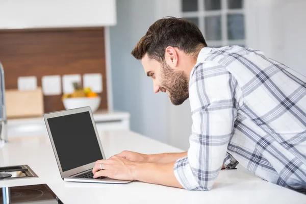 Człowiek korzystający z laptopa — Zdjęcie stockowe