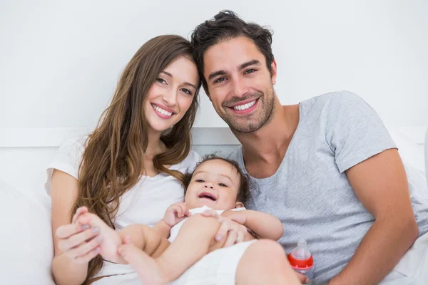 Couple avec bébé se relaxant sur le lit — Photo