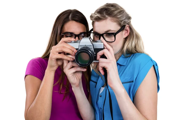 Mujeres amigas sosteniendo cámara digital —  Fotos de Stock