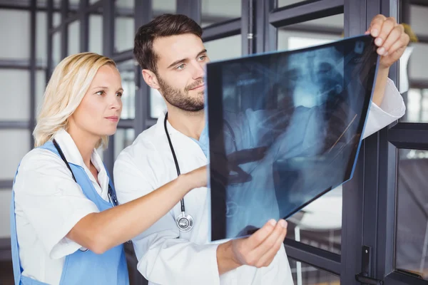 Colleagues examining  X-ray — Stock Photo, Image