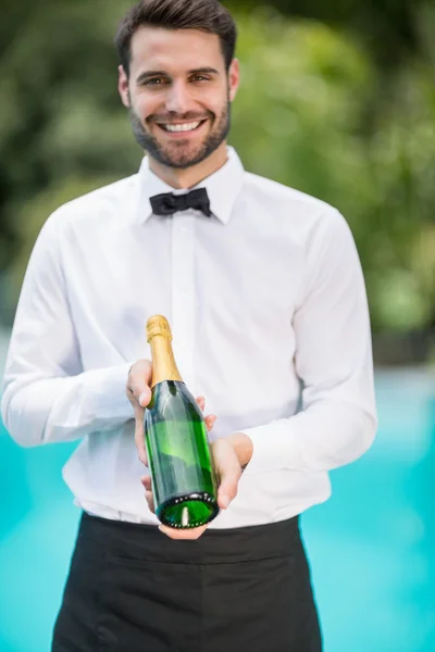 Kellner mit Champagnerflasche — Stockfoto