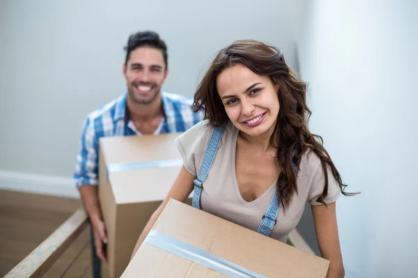 Pareja sosteniendo cajas de cartón — Foto de Stock