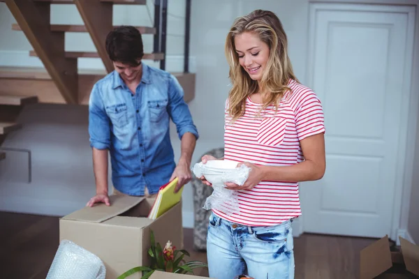 Woman unpacking bowls from box — Stock Photo, Image