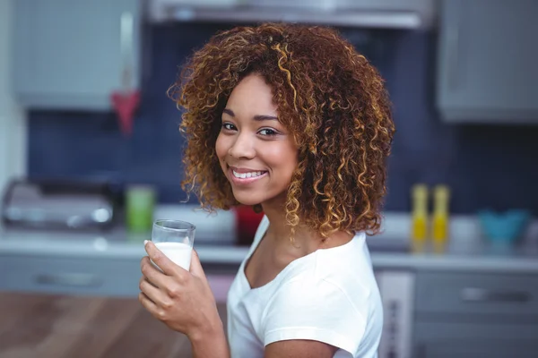 Frau mit Glas Milch — Stockfoto