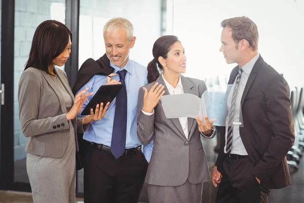 Businesspeople interacting in office — Stock Photo, Image
