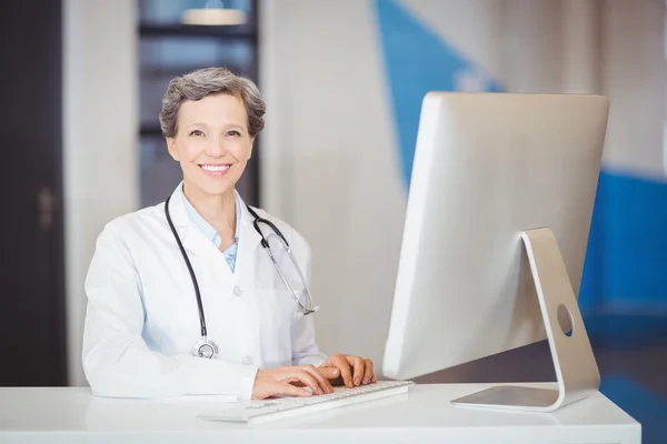 Doctor working at computer desk — Stock Photo, Image