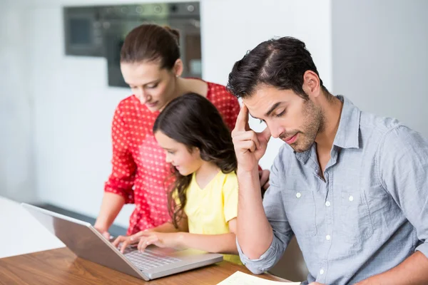 Tochter und Mutter arbeiten am Laptop — Stockfoto