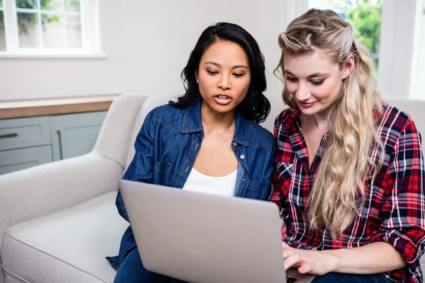 Női barátok látszó laptop — Stock Fotó