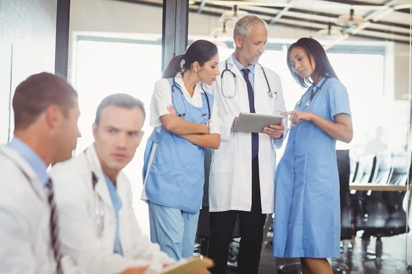 Group of doctors discussing in hospital — Stock Photo, Image