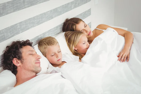 Familie entspannt im Bett — Stockfoto