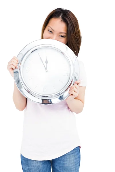 Mujer sosteniendo reloj de acero inoxidable — Foto de Stock