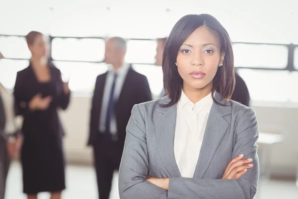 Mujer de negocios mirando a la cámara —  Fotos de Stock