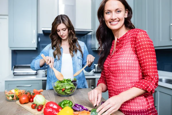 Female friends preparing vegetable salad — Stock Photo, Image