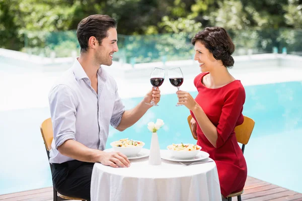 Casal tostando vinho tinto — Fotografia de Stock