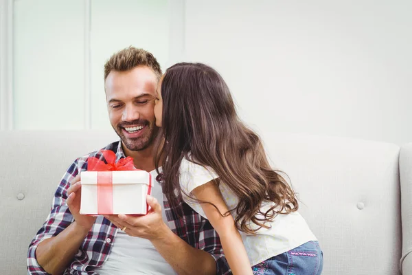 Vader houden geschenkdoos — Stockfoto