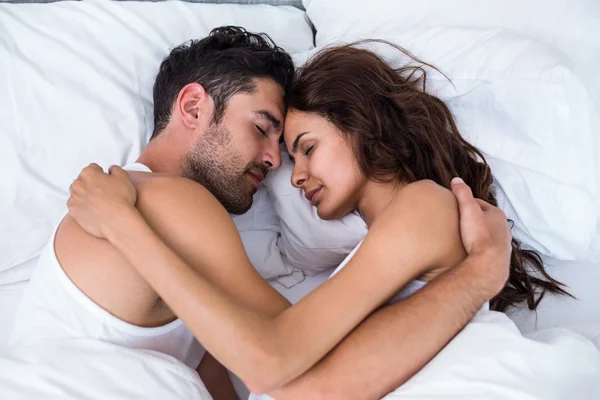 Paar ontspannen op bed in de slaapkamer — Stockfoto