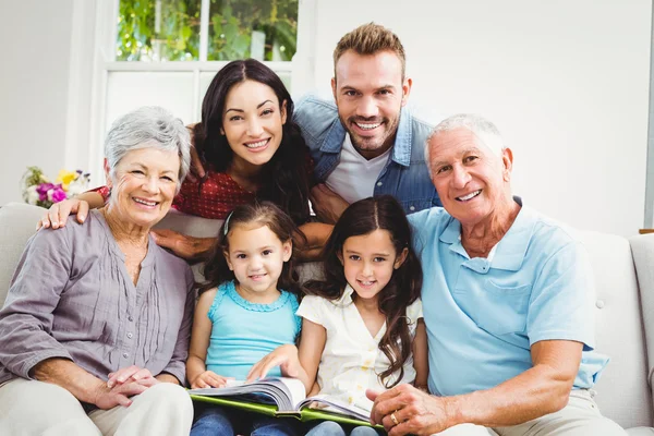 Família feliz em casa — Fotografia de Stock