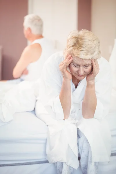 Verkrampte senior paar in slaapkamer — Stockfoto