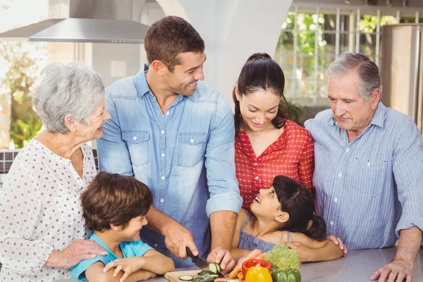 Família preparando comida na cozinha — Fotografia de Stock