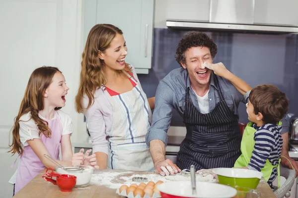 Aile Yemek pişirme sırasında zevk — Stok fotoğraf